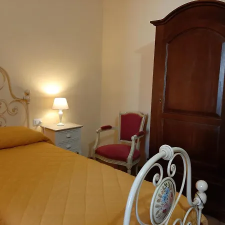 לינה וארוחת בוקר La Casa Antica 3*